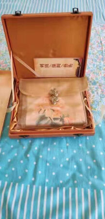 包装精美，丝巾也漂亮的很，妈妈非常喜欢