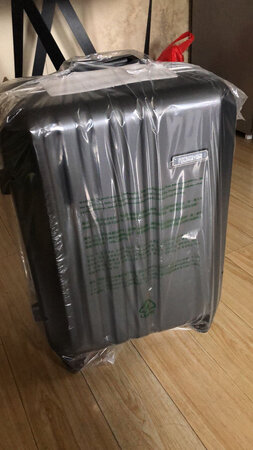 关于买手拉箱，我确实有很多话要说。之前买了一个品牌的，24寸的。发了货之后发现不喜欢。然后接着不敢乱买了。我就一直在网上浏览。关注。经过。多方面的比较，我选择了这一块。我还没见到产品发到老家啦。家里人说很漂亮质量很好。