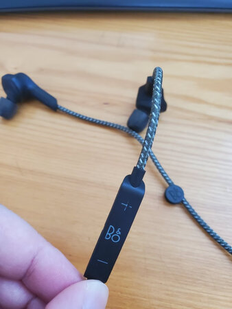 音质音效：见图，一同购买的两只中，一只开箱线控已掉漆，翻新无误，毫无诚意，投诉到底
舒适度： 见图，一同购买的两只中，一只开箱线控已掉漆，翻新无误，毫无诚意，投诉到底
续航能力： 见图，一同购买的两只中，一只开箱线控已掉漆，翻新无误，毫无诚意，投诉到底
做工质感： 见图，一同购买的两只中，一只开箱线控已掉漆，翻新无误，毫无诚意，投诉到底
其他特色： 见图，一同购买的两只中，一只开箱线控已掉漆，翻新无误，毫无诚意，投诉到底
