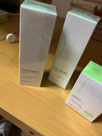 这款产品真的好用 效果我相信是最立竿见影的产品吧！一辍就会有东西出来 刚开始用简直自己豆不敢看自己的脸 我建议是油性皮肤的男生可以买这个 真的有惊喜 再配合这个洁面皂用简直不要太好用 而且物流也很快 都是两天内就收到了 我还是用了同学的之后立马种草这款产品 这两款产品我都是买的两套 用完再来买?