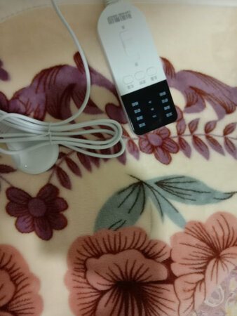 面料材质：柔软光滑
颜色图案：鲜艳  给介绍的一样
触摸手感：舒服
产品包装：精美
温度高低：自己可以调高调低，很好