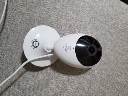 样子非常可爱，全景照得全。就是想贴在墙上，只是它的胶贴不够，居然掉下来了?得自己再用胶带贴一下。双向通话ok，就是一开始关闭了云储存，再开居然就提醒要收费了(说免一个月)。emmm样子可爱，哈哈