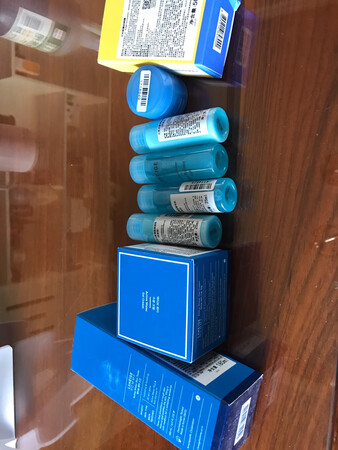 护肤霜收到了，是给老公买的，我对比了一下，味道一样的，他前面在专柜买的还没用完，这个线上线下的喷码不一样，不知道是不是为了区分开来，其它等用过了再来评价！
