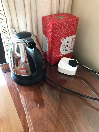 家里基本都是公牛的排插。边几位置基本用来放手机、烧水，所以买了这个小巧又能满足几台手机一起充电的，最棒是独立开关控制左右两边的usb充电