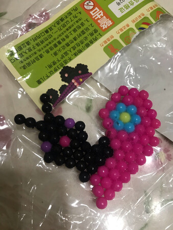 珠子有些毛刺、还有点褪色，而且差配件啊！手镯没有，其他的几种数量也有差一点！气味还是很大的、小孩子喜欢玩没办法。