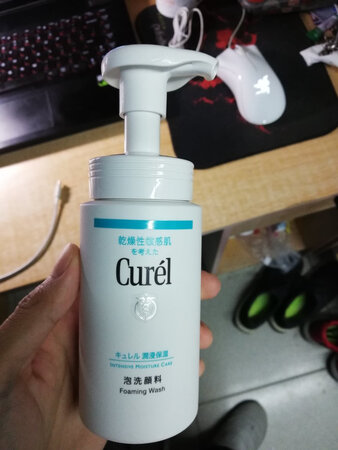 很好用，挤压式的用起来很方便，很温和，不刺激皮肤。这款洗面奶真的温和无刺激，使用感很不错，挤出来的膏体很细腻，性价比很高，我敏感肌用起来也是很不错的，洗完一点都不紧绷。没有异样反应。清洁力很强。泡沫细腻，去油腻，氨基酸亲和不刺激，包装的也仔细