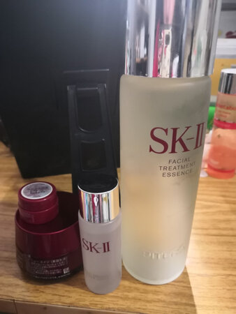 之前使用过神仙水小样，觉得还不错，就打算入正装试试。刚好双十一京东有活动，就果断入手下单了。京东物流没的说，很快就收到。这两天鼻子长了红肿痘一直没消下去，还特别疼。早上用了清莹露＋神仙水＋大红瓶，到了晚上红肿痘瘪了，不那么疼了。第二天起来也好多了。皮肤也没那么容易出油，对于我来说，还是蛮适用的。希望用完一套，皮肤会更稳定。