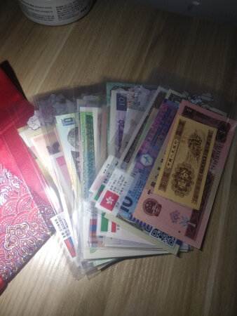 很小的时候就喜欢各种外币。全新的各纸币，非常精美！