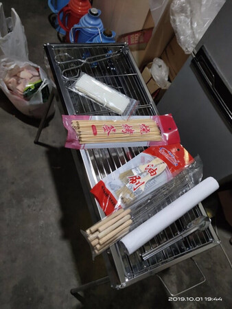 产品还可以的商家挺给力的，配的的东西还挺齐全的而且质量还行！就是没有经过实用呢！看着还行！赠送了碳夹，烤鱼夹、四斤碳、打火机、料刷两个一大一小、锡纸一小卷（锡纸感觉有点儿少最多用两次吧！）还有一包竹签（这个竹签太细了容易烤断）！