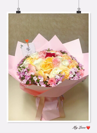 花花很漂亮，色彩搭配也非常棒，也很新鲜。送货速度很快，我还以为要下午或者晚上才能送到，结果上午下单当天中午就送到了，超乎我的想象、媳妇表示很喜欢。唯一美中不足的就是媳妇喜欢满天星，给店家说了加点满天星作为点缀，结果店家搞忘了?