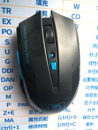 鼠标有瑕疵，自动的手感不是太好，
键盘的指示灯太暗