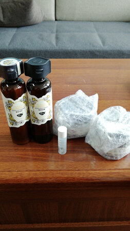 之前用过玫瑰的，杏仁乳木果的第一次尝试，感觉更适合干燥的季节。