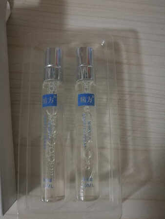 首先快递真的给力，早上下的单下午就到了?腋下出汗穿白色体桖会染黄，还有点味道，我也不知道为什么，不喜欢这个味道，这个产品不错无色无味，昨天到货立马用了，效果非常明显，推荐购买哟男女通用，而且快递包装还是保密的，一点不觉得尴尬，会继续光顾的