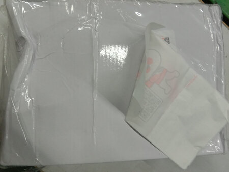 今天刚拿到手，鞋子包装是开的，鞋底有点脏