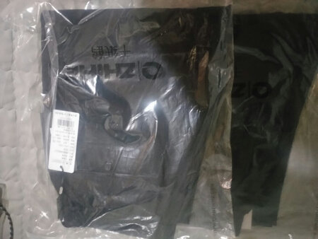 裤子不错，质量很好 没毛病 值得购买 快递员服务态度很好 布料手感摸着不错可以放心购买