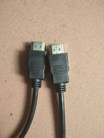 很无语，这HDMI的线都跟机顶盒
的接口对不上的，电池也不送两个，很不满意的一次购物