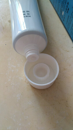 不知道是真的假的，洗面奶连封口都没有，盒子用废报纸包的，在*买的都是空气包，算了，只这一次，没下次