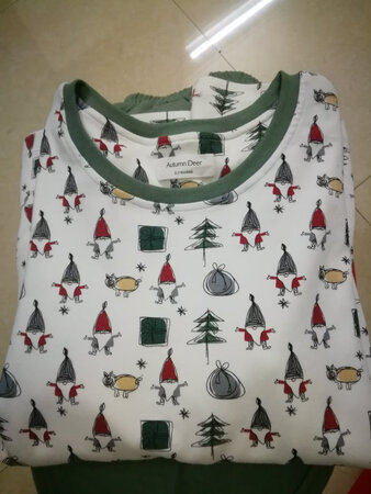 衣服面料非常舒服，料子比较厚实，天气冷的时候穿不错，衣服没有色差，和网上图片一样，可放心购买。