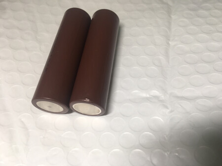 电池明显是使用过的…因为我新电池用了一段时间，负极那边就会有黑黑的印记，是长时间使用后造成的。