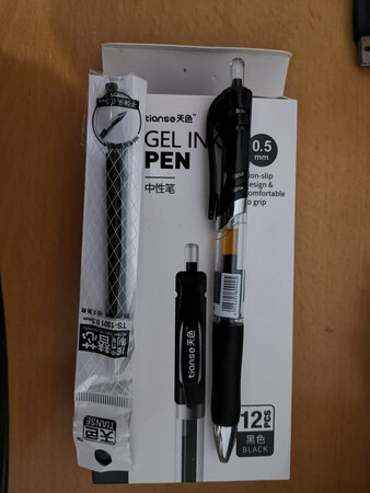 挺好的，书写流畅，配套的笔芯也不错。给孩子做作业买的，质量挺好。