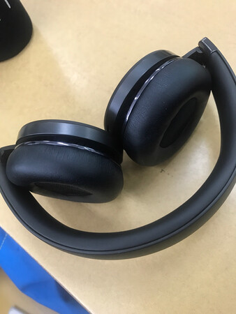 音质不错，物流也很快，非常满意的一次购物！耳机质量很棒，十足的科技感