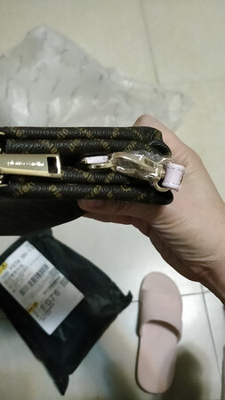 做工非常不错，两个相对独立的口袋，功能性好，皮子非常厚实，压花清晰完整，整体满意