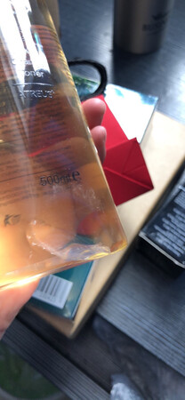 送的袋子给大家看一下，还有粉底的包装都坏了，粉地液都洒出来，很#的一次购物体验，物流慢也就无所谓了，收到货还是这样，还不知道是不是正品，明天用了，我再来追加，大家购买时慎重，善意的提醒，我不一般也不喜欢写评价，只要过的去就好