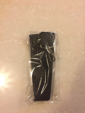很快就收到快递，背带的做工很好，五金材料漂亮！满意