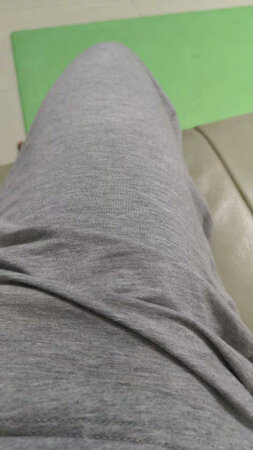 这条稍微薄一点，适合广东的夏天穿。摸起来很滑，穿着很舒服，值得购买！