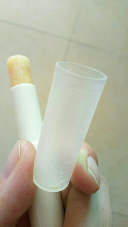 一次买了两支，用过之后才来评价的，这款唇膏很好用味道也很喜欢，擦上去很滋润，再也不用担心嘴唇会裂开了