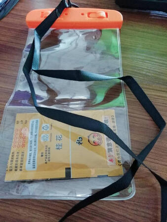 雨衣还没用，不过物流速度非常快，而且还送了一瓶小胶水和一个手机密封袋