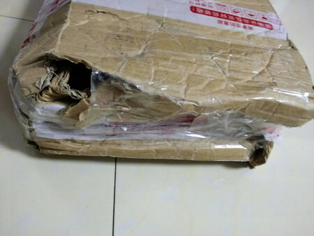 快递盒子都坏了，里面单片面膜杂乱无章不说，每片面膜外袋上脏兮兮的。。。。无语了！快递外包装内为何不加个塑料袋将单片面膜装起来？！而且，面膜是不耐压的，我收到这个都压变形了！包装太滥了！