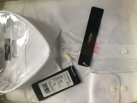 之前购买过蓝色衬衫，整体感觉还可以。免熨烫，版型大，颜色正。最近搞活动值得入手。就是不知道白色是不是容易露点。有待使用后补充，快递很给力，早上下单，下午送达。包装也大气。