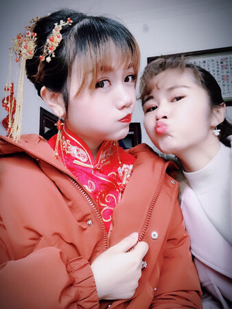 衣服很漂亮，头饰超多的，质量不错，物美价廉，裙子遮肚子，孕十九周完全看不出来，超赞！