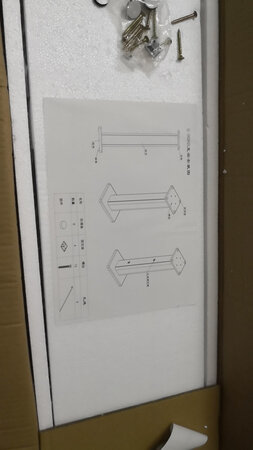 音箱支架确实不错，但是负责包装的那位同志肯定不会算术，白纸黑字写有4个固定座，4条扎带，结果呢……