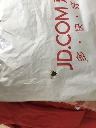 我在京东买东西七，八年了，第一次叫我生气，以前对老板，对快递小哥们都会说謝謝这两个字，这个裙子叫我不在说謝謝这两个字了，大家看看吧！我买的裙子，解決不了