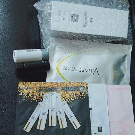 货已收到?商家还送了面膜还有好多小样 挺好