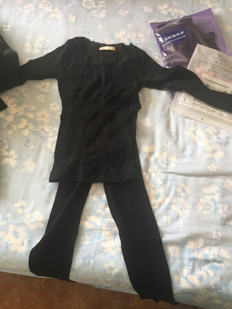 衣服很修身，黑色很性感，面料挺软的，关键早上下单下午就到了！！