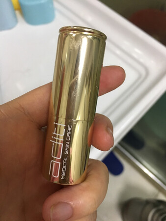 颜色挺正的，管身金属质地棒棒哒
