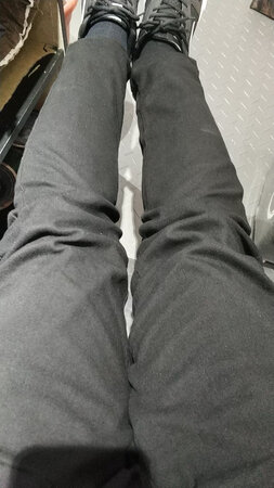面料手感很好，个人太胖了，就是裤子长需要裁剪一下，休闲裤穿着比牛仔裤舒服！