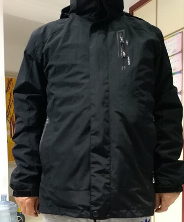 大小合适，现在穿在身上很暖和，根本用不到羽绒服，防风效果也不错。