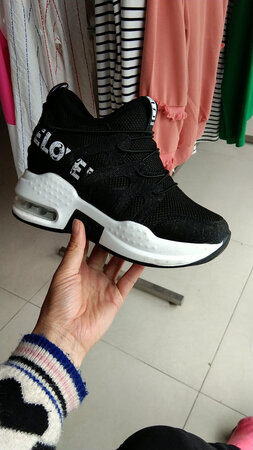 鞋子非常轻盈，穿上脚也很舒适，质量很好。下次还会再光顾。