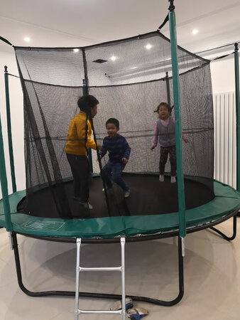 大蹦床体验就是棒，孩子们蹦了一天，质量也是没的说，老公170也上去蹦了，毫无压力