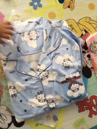 衣服收到了，穿着很舒适，卖家服务态度好，还给了小礼品?喜欢?