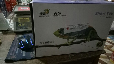 下单时候上面有赠品鼠标垫.看起来货送来的路上给老鼠吃了!骨灰都没看到!差评不用解释