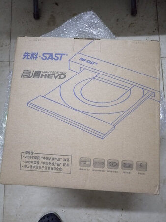 东西收到了，送货速度很快。试了一下画面清晰就是音量偏小，还有就是我以为能用来玩游戏，结果送到了才发现这款不可以，懒得退换了留着听碟算了