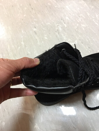很合脚，尺码正确，穿着暖和，就是鞋带那里有风吹进鞋子，如果是拉链的会更好