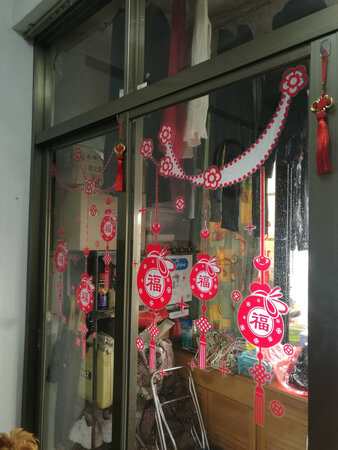 漂亮，好看，质量还可以，京东购物好！