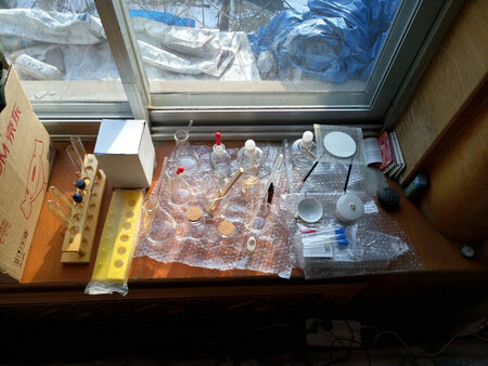 嗯，收到货了。有看到之前的评论调侃说是：买“窗帘”，送器材！ 至少我这回算是体会到了 —— 着实挺形象的，把实验器材保护的过分到位，上下两层 由外到内 直至填充满了箱子内部的全部空间……  
 总体上非常满意，必须得给店家五星好评 ！ 
 如果以后需要的话，本人还会再次购入～  
 硬要本人挑剔的提些不足，大概就是：
 邮政物流比顺丰、中通要晚到一整天；
 物流箱底的编织袋中套有铁架台的两根铁杆，险些忽略；
 坩埚钳需上油了，关节小锈；
 铁架台附带的铁圈长度略短；
 所有试管之中仅有一个试管口小有磕碰，但并不碍事。
 最后祝店家生意兴隆，财源滚滚～