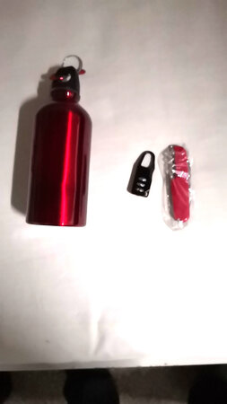 背包不错店家也很给力，买包有东西送。给个好评再接再厉哈